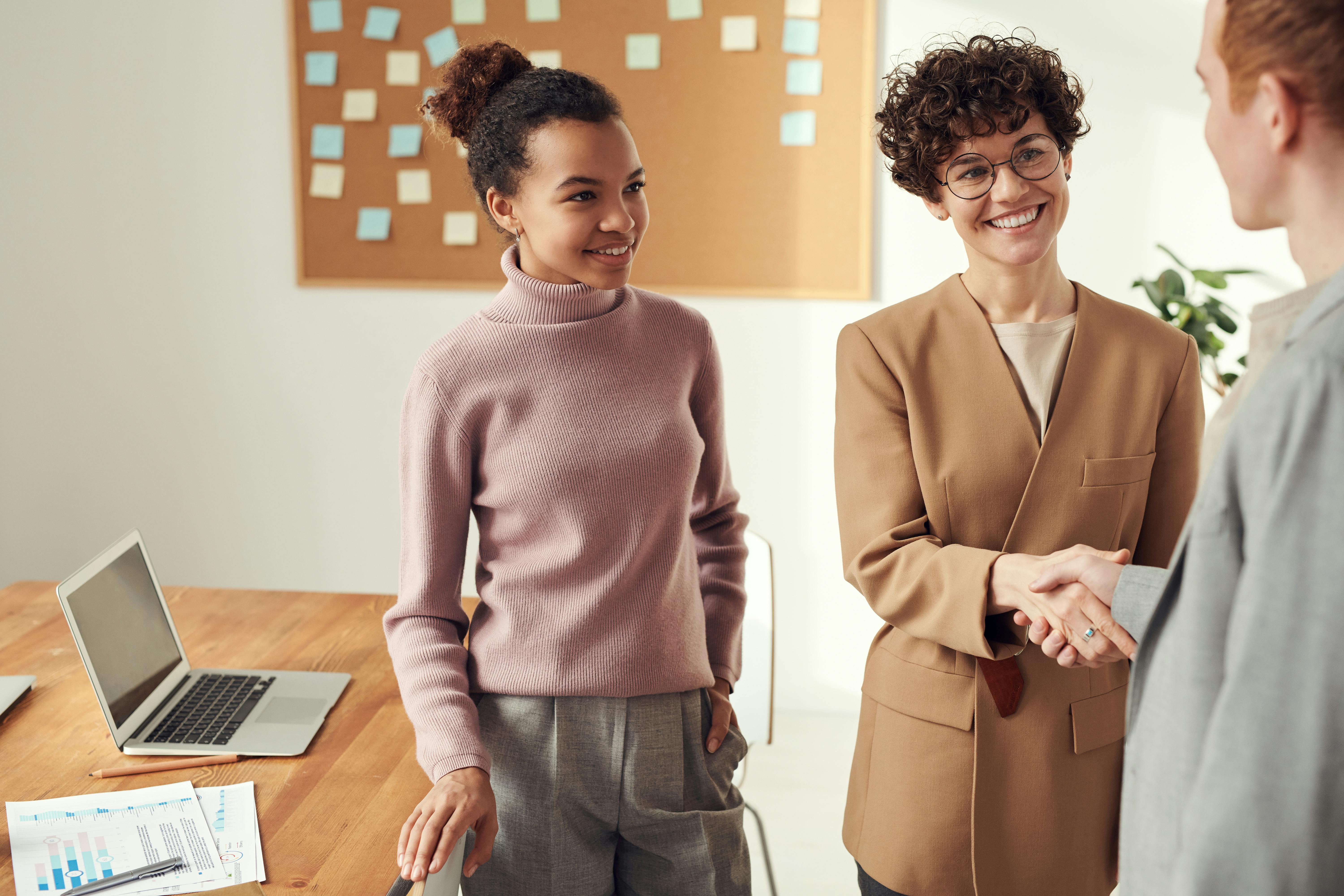 Collaboration professionnelle et services fiduciaires pour la petite enfance avec finidoo. Collaboration professionnelle illustrant les valeurs de confiance et d'accompagnement de finidoo pour les institutions de la petite enfance.